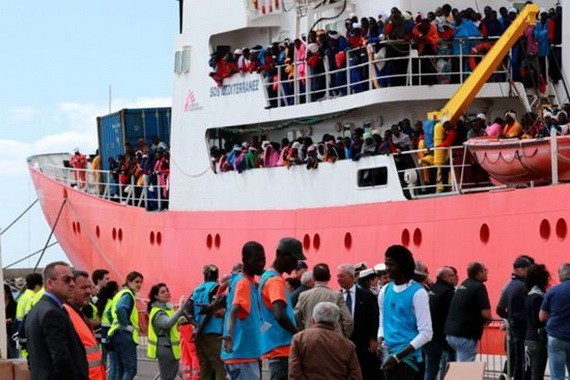 停泊意大利港口的難民船。（圖源：互聯網）