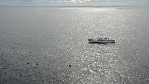 日本水產廳派船到事故海域展開救援。（圖源：路透社）