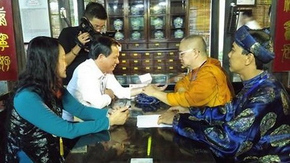 大南太醫堂醫師給前來光顧的遊客把脈看診。（圖源：netcodo.com.vn）