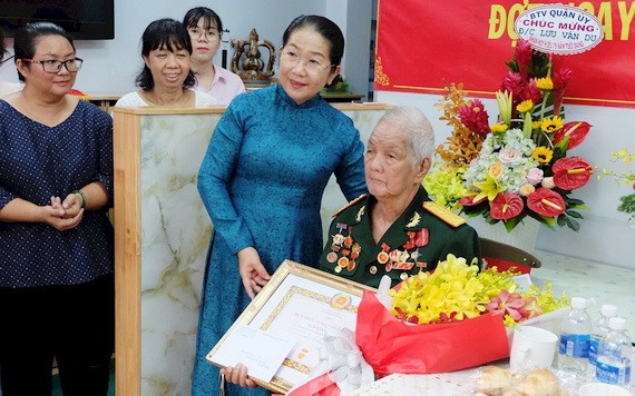 市委副書記武氏蓉向劉文攸同志頒授75年黨齡紀念章。（圖源：市黨部新聞網）