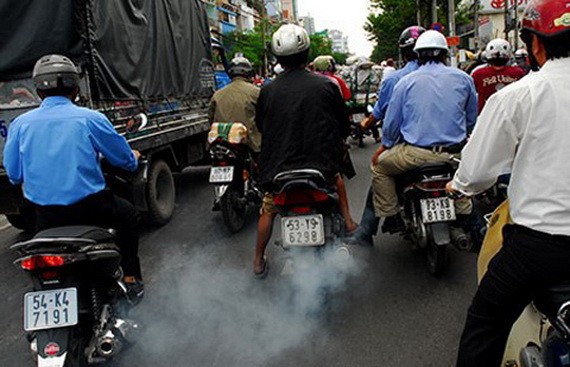 專家指出：摩托車排放的廢氣是造成空氣污染的主要原因。（圖源：TL）