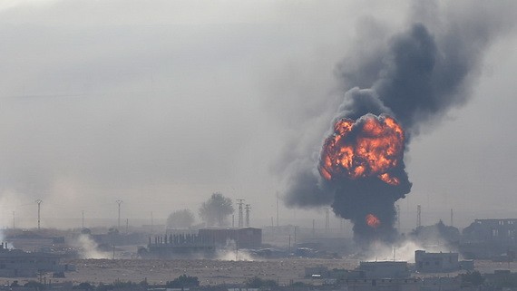 敘邊境城鎮爆炸升起巨大火球。（圖源：互聯網）