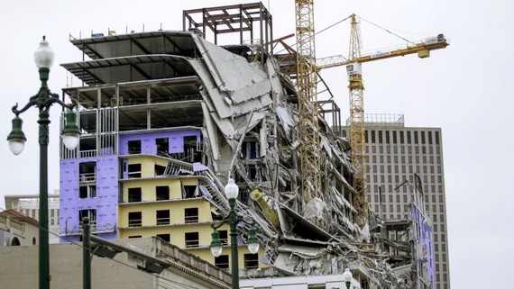 酒店高層突然倒塌。（圖源：AP）