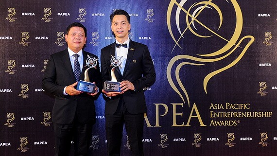 亞洲銀行(ACB)榮獲兩個獎項：銀行董事長陳雄輝（右）獲得“傑出企業家”獎、ACB銀行獲“傑出企業”獎。（圖源：ACB）