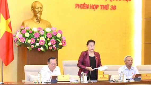 國會主席阮氏金銀（中）主持大會。（圖源：光慶）