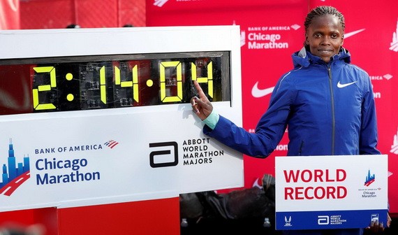 肯尼亞長跑名將布里吉‧科斯奇在芝加哥的馬拉松比賽中，跑出2小時14分鐘4秒的成績。（圖源：互聯網）