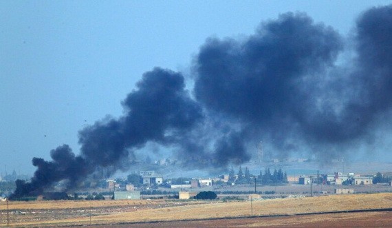 土軍空襲邊境城鎮，現場冒出黑煙。（圖源：AP）