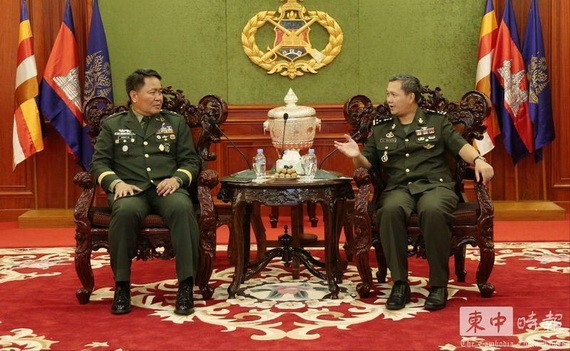 柬王家軍陸軍司令洪瑪耐與菲律賓陸軍第三步兵師司令奧古斯汀14日在金邊市舉行工作會談。（圖源：柬中時報）