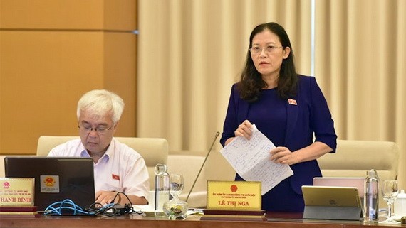 國會司法委員會主任黎氏娥（右）在會上發言。（圖源：人民代表）