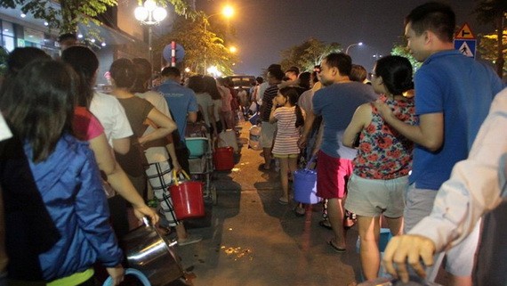 河內市民眾夜間手提著水桶排隊打水。（圖源：VTC）