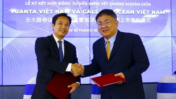 越南元大證券公司總經理黎明心(左)與越南嘉豐海洋公司副總經理吳誌尉代表簽約。