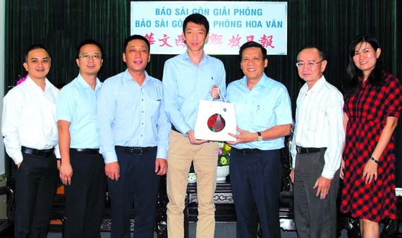 南航胡志明市營業部新任總經理步然（左四）向本報領導贈送紀念品。