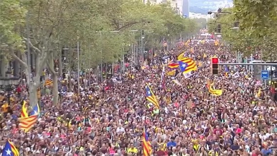 西班牙加泰羅尼亞地區發生大規模抗議和騷亂，形勢日趨緊張。（圖源：互聯網）