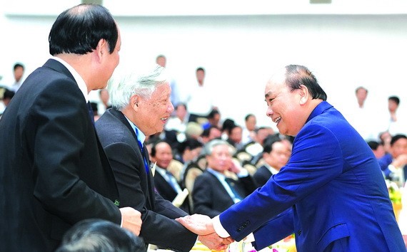 政府總理阮春福與代表交談。（图源：光孝）