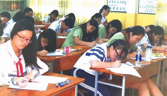 華人學生參加郡級九年級優秀生華文科考試。