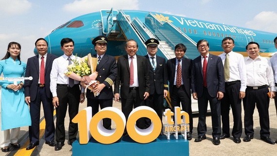政府常務副總理張和平（左五）出席越航(Vietnam Airlines)飛行團隊第一百架飛機的迎接儀式。（圖源：黎山）