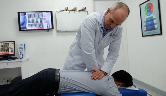 脊骨治療專家正在為患者矯正脊椎。