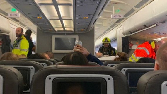 兩名空服員和1名乘客被送院治療。（圖源：互聯網）