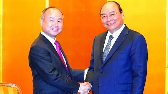 政府總理阮春福（右）接見日本 軟銀集團創始人。（圖源：光孝）