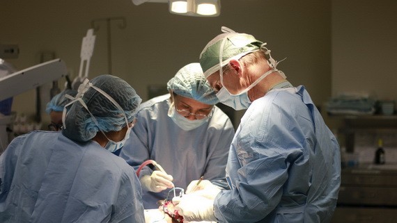 美國專家麥凱‧麥金農與手術團隊在為一名病童進行腫瘤切除手術。（圖源：FV 醫院）