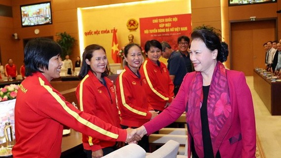 國會主席阮氏金銀與國家女足隊親切握手。（圖源：互聯網）