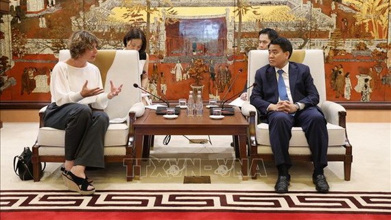 河內市人委會主席阮德鍾（右）接見荷蘭駐越特命全權大使埃爾斯貝特‧阿克曼。（圖源：越通社）
