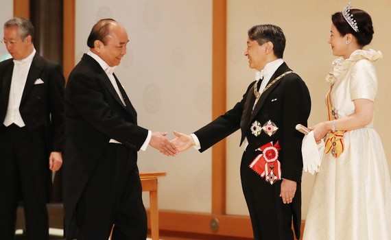 政府總理阮春福（左二）出席日本天皇德仁“即位禮正殿之儀”。（圖源：VGP）