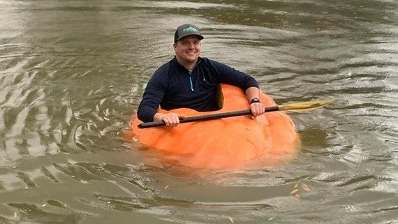 預祝萬聖節，美國田納西州克里夫蘭市一名農夫出手變910磅巨型南瓜做獨木舟，並在小溪中乘坐。（圖源：互聯網）