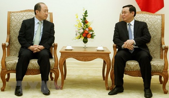 政府副總理王廷惠（右）接見韓國外交部副部長雲康賢。（圖源：越通社）