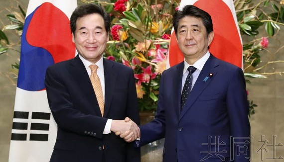 日本首相安倍晉三24日上午在官邸與韓國國務總理李洛淵會談。（圖源：共同社）