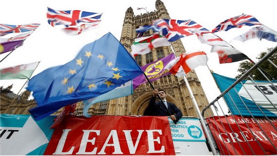 歐洲理事會主席圖斯克28日表示，歐盟同意英國押後至2020年1月31日“脫歐”。圖為反脫歐的男子在英國國會外場揮舞歐盟旗幟。（圖源：路透社）