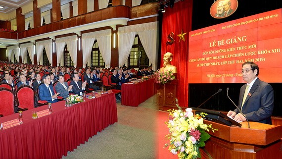 中央組織部長范明政在黨第十三屆戰略級規劃幹部新知識培訓班結業典禮上致詞。（圖源：孟勝）