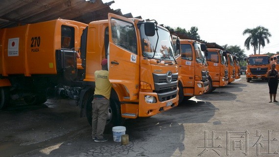 日本政府日前通過無償資金援助，向加勒比海社會主義國家古巴的首都哈瓦那捐贈了100輛垃圾收集車。（圖源：共同社）
