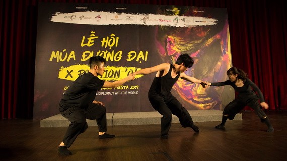 越南與新加坡舞蹈藝員表演現代舞。