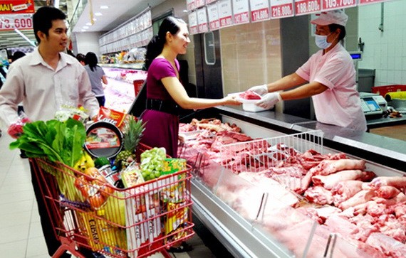市民在超市購買豬肉。（圖源：陲楊）
