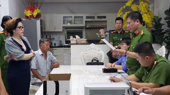 執法警員向嫌犯范氏雪絨（前左）宣讀逮捕令。（圖源：CTV）