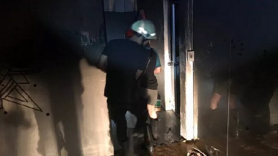 消防隊員們奮勇救出火警中受困的兩名遇險者。（圖源：VOH）