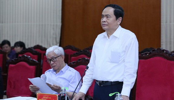 黨中央書記、越南祖國陣線中央委員會主席陳清敏（站立者）在會議上發言。（圖源：越通社）