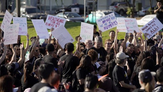 當地時間8月27日，數百名亞裔移民以及移民權益倡導者在美國加利福尼亞州奧克蘭舉行集會，抗議特朗普政府“公共負擔”新規。（圖源：互聯網）