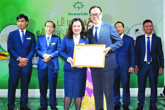 Power Life公司董事長黃美玲（前左）接受台灣Totalife公司的合作經營證書。