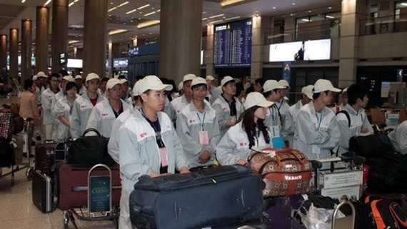 越南勞工在機場候機大廳等待航班赴韓工作。（圖源：田升）