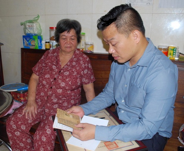 盧麗清（左）向作者贈送她的畢業證書和其丈夫昔日的若干證件。