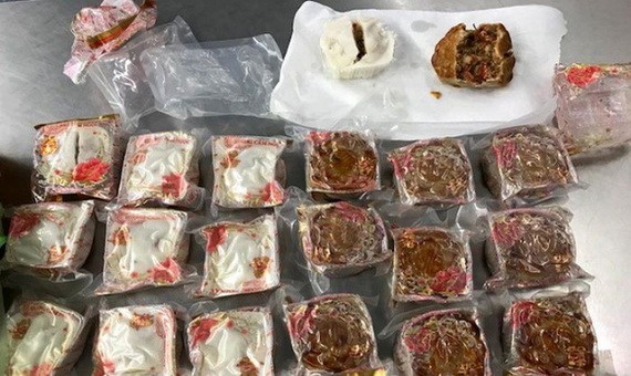 攜帶違規物品入境澳洲被查獲的豬肉餡月餅。（圖源：ABC/澳洲農業部）