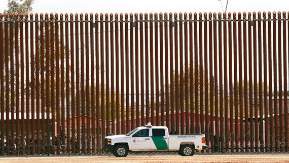 美國特朗普政府在加州埃爾森特羅（El Centro）與墨西哥邊界築的新牆。（圖源：AP）