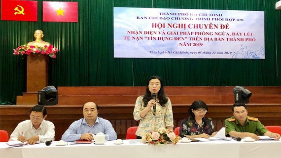 市越南祖國陣線委員會副主席趙麗慶（中）在會上發言。（圖源：市黨部新聞網）