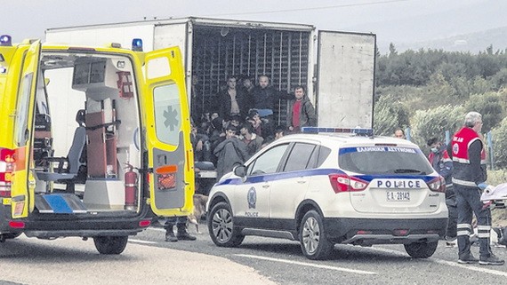 警方在公路上查獲運載非法移民冷凍車。（圖源：AFP）