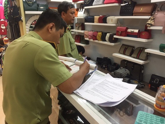 檢查團對西貢廣場商業中心進行贗品、冒牌貨與私貨突擊總檢查。（圖源：阮海）