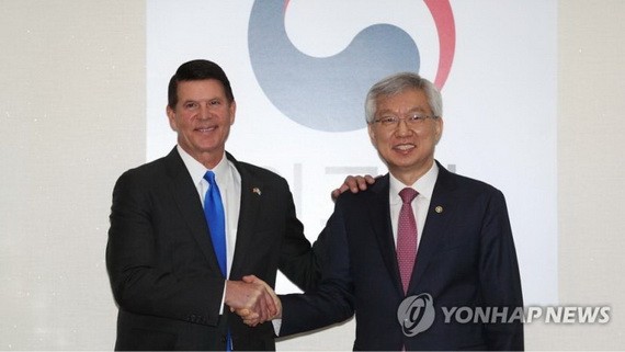 韓國外交部第二次官李泰鎬（右）和美國國務院主管經濟事務的副國務卿克拉奇在韓美第四次戰略經濟對話前握手合影。（圖源：韓聯社）