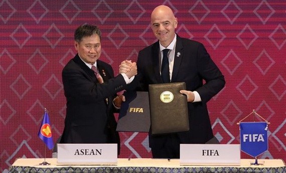 東盟秘書長林玉輝和國際足聯主席因凡蒂諾簽署諒解備忘錄。（圖源：互聯網）