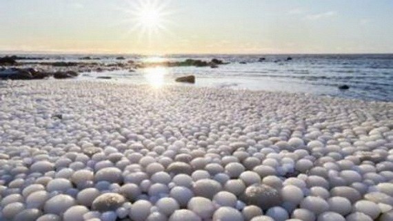 芬蘭的海盧奧托島海邊出現一大片冰球。（圖源：Instagram）